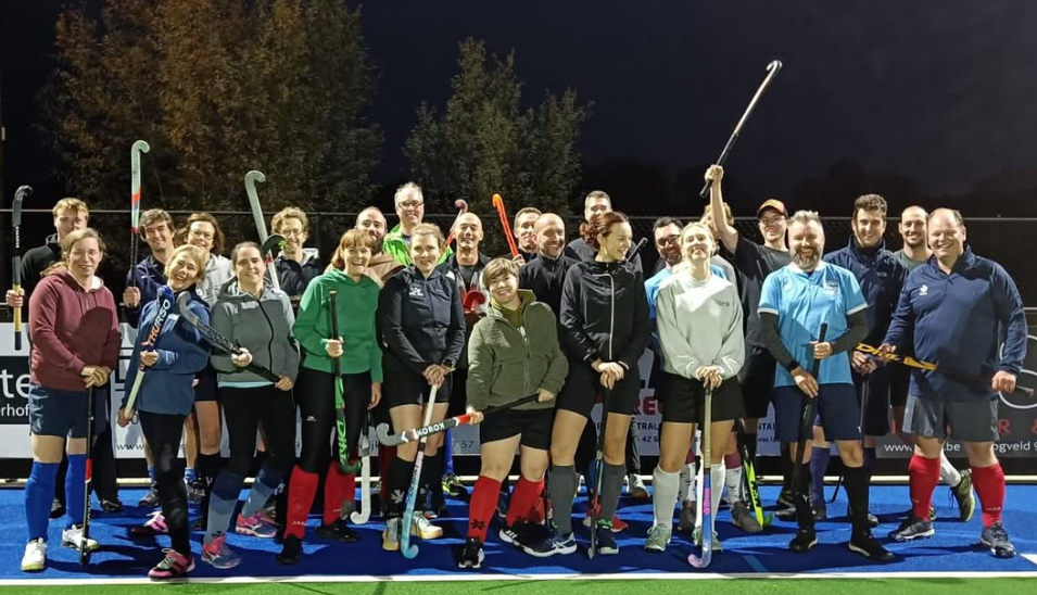 Spelers samen op een clubavond na de match